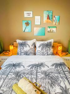 佩里格Caribbean Spirit的一间卧室,床上有棕榈树