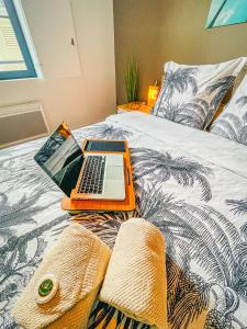 佩里格Caribbean Spirit的坐在床边的橙色笔记本电脑