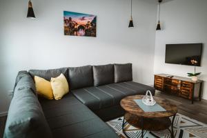 莫斯塔尔Hercegovina apartments的客厅配有沙发和桌子