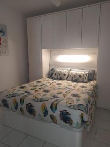 蒂亚斯Casa Dany的一间卧室配有一张白色橱柜的床