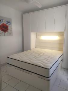 蒂亚斯Casa Dany的一间白色卧室,卧室内配有一张床