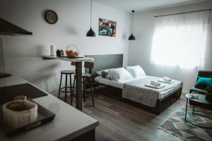 莫斯塔尔Hercegovina apartments的卧室配有一张床和一张桌子