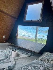 伯迪亚哥Chalé Jorai - pé na areia的一间设有窗户的房间和一张位于房间的床