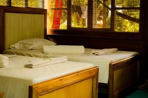 卡普兰干Hotel Bahía Aguacate的带窗户的客房内设有两张单人床。
