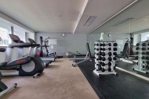 奥克兰Sweet Escape by Waterfront - Pool-Spa-Sauna-Gym的一间健身房,里面配有数台跑步机和机器