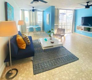 圣胡安KASA Royal Palms的客厅配有蓝色的沙发和桌子