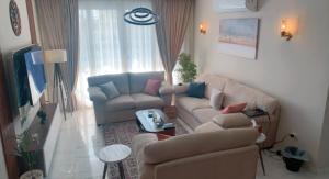 开罗بيت السمو的客厅配有沙发、椅子和桌子