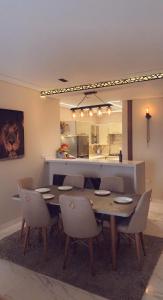 开罗بيت السمو的一间带桌椅的用餐室和一间厨房