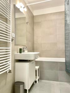 布拉迪斯拉发Top KamzikTower View的浴室配有盥洗盆和浴缸。