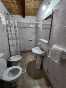 卡奇HOSPEDAJE LA CASONA DE CACHI的白色的浴室设有卫生间和水槽。
