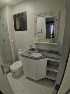 卡姆布库VG Sun Cumbuco Sea Breeze Vista Mar的一间带水槽、卫生间和镜子的浴室