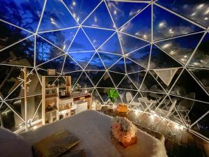 圣弗朗西斯科Yuva Glamping的享有美景的带圆顶天花板的客房