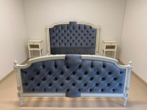 维尔纽斯Krioklio Namelis Verkiuose的一张蓝色长椅,房间带两张桌子