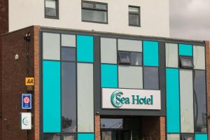 南希尔兹The Sea Hotel的上面有海洋酒店标志的建筑