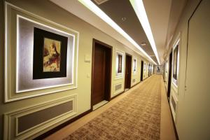 拉合尔Best Western Premier Hotel Gulberg Lahore的墙上挂有绘画的建筑走廊