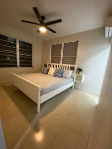 卡沃罗霍Casa Isabela En Cabo Rojo的一间卧室配有一张带吊扇的床