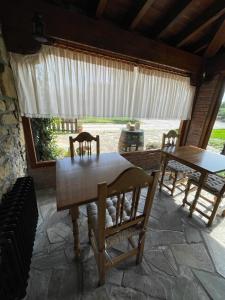 桑提亚纳德玛Posada La Llosa de Viveda - Adults Only的庭院设有两把桌子和椅子,还设有窗户。