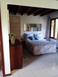 皮帕Sol da Pipa Flats Bosque da Praia的卧室配有一张床,墙上设有镜子