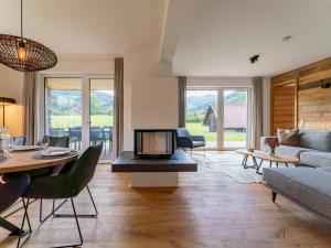 穆劳附近圣洛伦岑Mountain Chalet Alpinchique的客厅配有沙发和桌子
