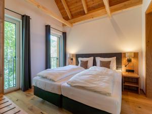 穆劳附近圣洛伦岑Mountain Chalet Alpinchique的一间卧室配有一张带白色床单的大床