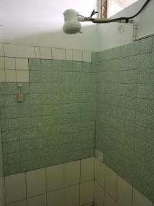 AlmiranteAdorable 2-bedroom stay with Balcony的浴室拥有绿色和白色的瓷砖墙壁和灯光