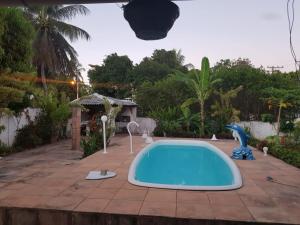 伊塔帕里卡Casa Ilha de Itaparica的后院的游泳池,带蓝色的浴缸