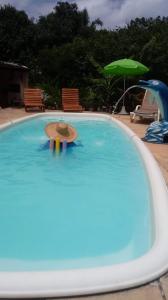 伊塔帕里卡Casa Ilha de Itaparica的游泳池帽子上的人