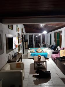 伊塔帕里卡Casa Ilha de Itaparica的带沙发、沙发和桌子的客厅
