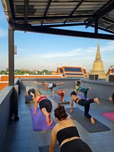 曼谷伊萨拉旅舍的一群人在屋顶上做瑜伽
