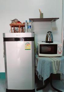 卡伦海滩Sala Bua Room的小冰箱旁的微波炉