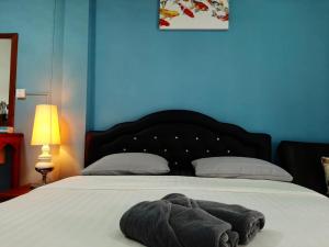 卡伦海滩Sala Bua Room的一间卧室配有一张床,床上有毛巾