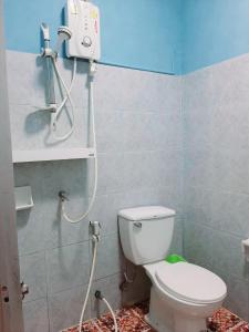 卡伦海滩Sala Bua Room的浴室配有白色卫生间和淋浴。