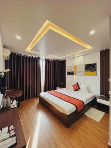 海防DT Hotel Hai Phong的一间卧室,卧室内配有一张大床