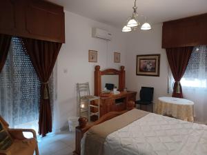 利马索尔Shared Top 1st floor villa的一间卧室配有一张床、一张书桌和窗帘