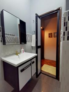 梳邦再也D2Pie Homestay的一间带水槽和镜子的浴室