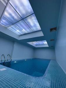 撒马尔罕Golden Samarkand Hotel的客房设有带天窗的游泳池。