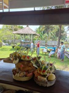 甘地达萨艾堡隆度假村的桌上的一大堆食物,人们在院子里