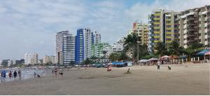 通苏帕LA ESCONDIDA的一群人在海滩上建有建筑物