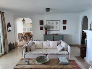 卡萨雷斯Frontline Beach Apartment, La Perla de la Bahia, Bahia de Casares - Estepona的客厅配有白色的沙发和桌子