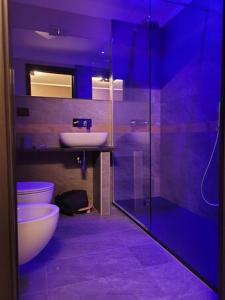 乌尔克斯Room4You的紫色浴室设有水槽和卫生间