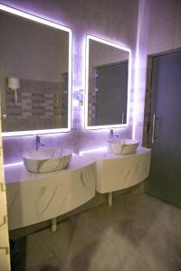 哈费尔巴廷فندق روش بلس的浴室设有2个水槽和2面镜子