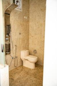 哈费尔巴廷فندق روش بلس的一间带卫生间和淋浴的浴室