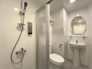 台北城美行旅的带淋浴、卫生间和盥洗盆的浴室