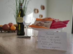 卡斯泰尔菲达尔多Camere Infinity Rooms的一张桌子,上面放着一盘食物和一瓶葡萄酒