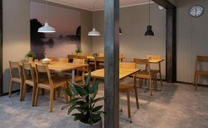OckelboRaggsocka Logi的一间带木桌、椅子和时钟的用餐室