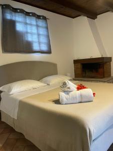 菲乌米奇诺La CASETTA di Antonietta的一间卧室配有两张床,床上配有一条毛巾