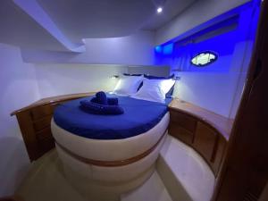 维琪奥港Yacht le Yauta Porto Vecchio的一间小卧室,船上配有一张床