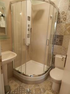 帕拉利亚卡泰里尼斯AKTES PIERIAS (GARDEN ROOMS)的带淋浴、卫生间和盥洗盆的浴室