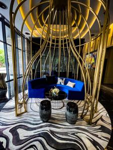 吉隆坡STAR RESIDENCE KLCC的客厅配有蓝色的沙发和轮子