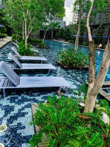 吉隆坡STAR RESIDENCE KLCC的度假村内带躺椅的游泳池